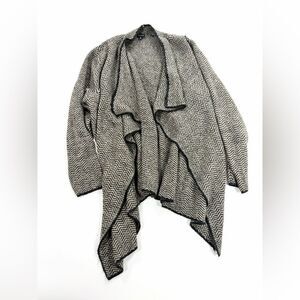 Torrid Black & White Herringbone Sweater – Size 5